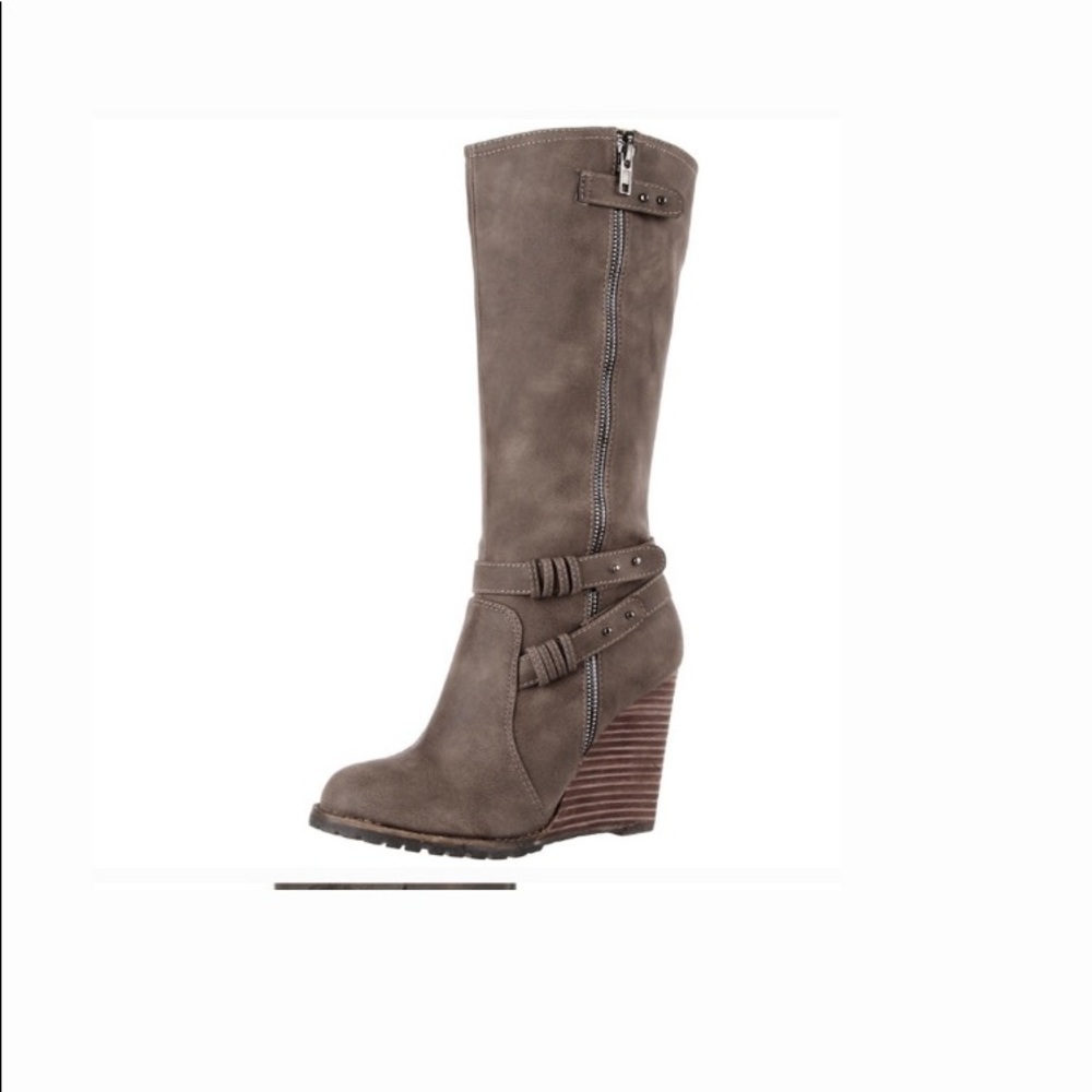 Very Volatile Los Angeles imperial Taupe size 7.5, wedge heel 3-4 height